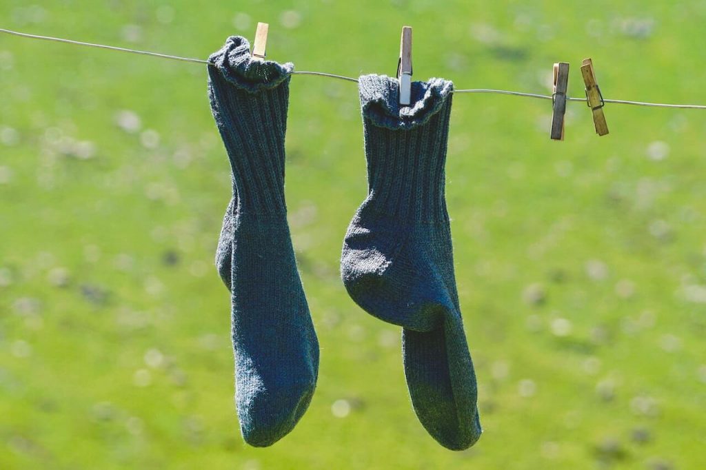 L'image d'une paire de chaussettes douces et confortables suspendues pour sécher, capturant la beauté simple de la vie quotidienne.